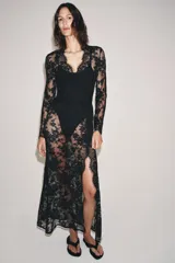 Vestido largo ZARA Woman Collection de encaje negro, con escote en V, manga larga y silueta recta con cierre lateral.