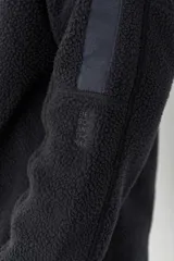 Sweater de polar negro con medio cierre y detalles en azul en mangas y cuello.