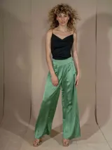 Pantalón palazzo verde de satén con cintura elastizada.