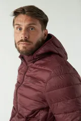 Campera de nylon color bordó con cuello, capucha removible y bolsillos laterales con cierre.