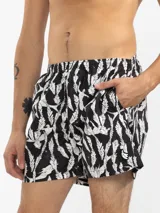 Short de baño negro con estampado de sirenas y plantas acuáticas en blanco. Tiene cintura elástica con cordón ajustable, bolsillos laterales y bolsillo trasero con cierre. Incluye suspensor de malla fina hipoalergénico.