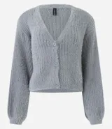 Cárdigan corto de punto color gris, con escote en V, cierre frontal con botones y mangas largas abullonadas.