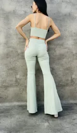 Pantalón Oxford de tiro alto, color rojo, con corte ajustado en la parte superior y acampanado en la parte inferior.