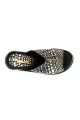 Zueco con plataforma de cuero negro con estampado croco en tonos dorados.