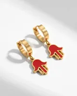 Aros tipo argolla pequeña en acero dorado con dije colgante en forma de mano de Fátima con esmalte rojo.