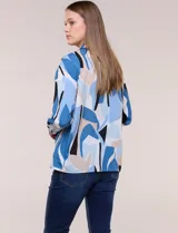Blusa de gasa con estampado abstracto en tonos rosado, celeste, beige y negro, de silueta holgada, con cuello camisero, escote en V con media abotonadura y mangas largas de hombro caído.