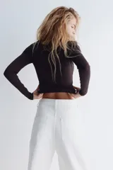 Top de manga larga de microfibra, con escote cuadrado y ajuste entallado.