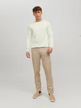 Sweater de manga larga con cuello redondo, confeccionado en tejido de punto con textura estructurada.