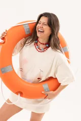Remerón oversize de algodón color manteca, con mangas cortas y estampa exclusiva temática marina en el frente.