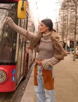 Remera de punto acanalado en color gris, con diseño ajustado y bordado pequeño en el pecho.