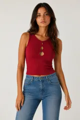 Top sin mangas al cuerpo, de color blanco, confeccionado en tejido acanalado, con diseño cut-out frontal en el escote.