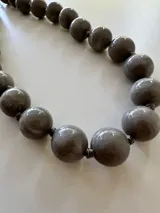 Collar de doble vuelta compuesto por cuentas circulares de color azul intenso con acabado brillante.
