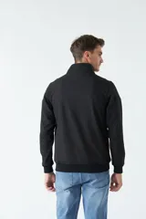 Campera softshell color gris con cierre frontal y cuello alto.