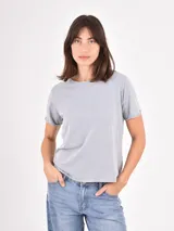 Remera de algodón con efecto lavado, cuello redondo y mangas cortas con bordes enrollados.