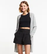 Cardigan alargado de punto liviano color gris, con mangas largas y abertura total.