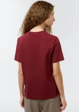 Remera negra de manga corta, con cuello redondo y diseño clásico de ajuste cómodo.