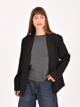 Blazer negro de corte holgado, con solapas y sin botones.