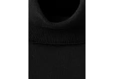 Jersey Luccac de punto liso en color negro, con cuello alto vuelto y mangas largas.
