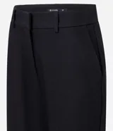 Pantalón de sastrería marca Cortelle, de corte recto y color beige. Presenta pliegues delanteros, cintura con trabillas, cierre frontal y bolsillos traseros embutidos.