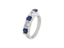 Anillo de plata 925 con diseño medio sin fin y cinco circonias intercaladas en colores azul y transparente.