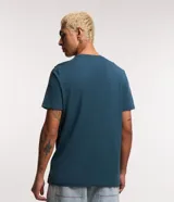 Remera básica de corte regular para hombre, color azul, confeccionada en algodón sostenible, con mangas cortas y cuello redondo.