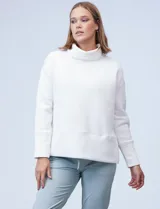 Buzo blanco de jersey marca Nanette, con cuello alto y tajos laterales.