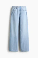 Jean wide leg de tiro alto en denim de algodón celeste claro, con diseño de cinco bolsillos, cierre de cremallera y botón metálico.