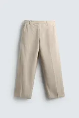 Pantalón de corte relaxed fit confeccionado en una mezcla de lyocell y lino. Presenta bolsillos frontales, bolsillos traseros de vivo y cierre frontal con cremallera y botón.