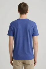 Remera de cuello redondo y manga corta, con diseño básico y ajuste regular.