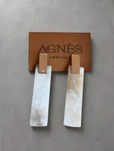Aros colgantes de diseño rectangular con piezas de asta natural en tonos claros y engarce metálico en la parte superior.