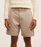 Bermuda recta azul marino confeccionada en sarga con tecnología que reduce las arrugas, seca rápido y ofrece mayor elasticidad.