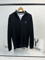 Buzo de algodón de punto color negro con medio cierre.