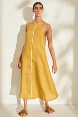 Vestido midi marrón de lino sin mangas, con cuello redondo y una línea vertical blanca al frente.