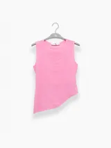 Top azul eléctrico con textura plisada, sin mangas, con corte asimétrico en la cintura y espalda descubierta.