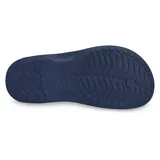 Ojotas tipo flip-flop de color verde oliva con una franja blanca decorativa alrededor de la entresuela. La suela es texturizada y la tira es de TPU.