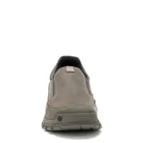 Zapatos slip-on Caterpillar color marrón oscuro, de diseño casual y robusto con refuerzos laterales elásticos, suela dentada y detalles de la marca en el lateral y el talón.