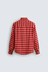 Camisa de corte relajado confeccionada en tejido de mezcla de viscosa y lana con acabado de franela. Presenta un diseño de cuadros en tonos rojo y beige, cuello con botones, cierre frontal de botones y mangas largas con puños abotonados.