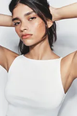 Top de cuello halter color gris con efecto lavado, confeccionado en tejido rib de mezcla de algodón.