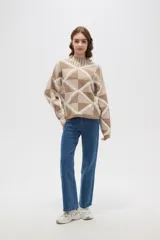 Sweater de punto con diseño geométrico de rombos en tonos beige y marrón, cuello alto tipo polera y mangas largas.