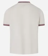 Remera blanca de algodón, corte baby tee, con cuello redondo y mangas cortas con ribete doble en bordó. Estampa pequeña con texto "The Staff" en el pecho.