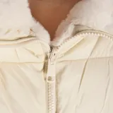 Campera de piel sintética color crudo, con cuello alto y cierre frontal completo.