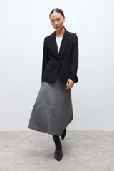 Blazer clásico de corte entallado, color negro, con cierre frontal de un botón, solapas de muesca y bolsillos laterales con solapa.