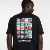 Remera de algodón color negro, de corte clásico con cuello redondo y mangas cortas. Presenta el logo de la marca estampado en pequeño en el centro del pecho y un diseño gráfico de collage colorido en la espalda.