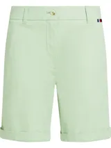 Shorts de sarga color verde menta, de corte slim y pierna recta, con largo a la altura de la rodilla. Presenta cierre de botón y cremallera, y diseño de 4 bolsillos.