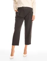 Pantalón de vestir marca Elie Tahari con silueta fluida, diseño de pinzas frontales, bolsillos laterales funcionales y corte wide leg al tobillo.