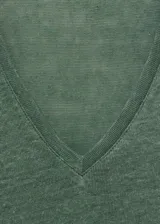 Camiseta de lino color verde con escote en V y mangas cortas, de diseño recto.