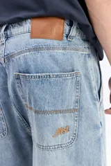 Jean super baggy de corte extra amplio y tiro medio, en color celeste claro con lavado clásico. Confeccionado en 100% algodón.