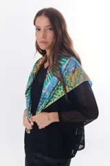 Sweater de tejido de punto calado color lila, con cuello en V y mangas largas.