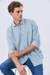 Camisa de manga larga confeccionada en mezcla de lino y algodón, con diseño de rayas finas, cuello camisero y cierre frontal de botones.
