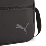 Bandolera Puma modelo HER, color negro, con cierre principal y bolsillo frontal con cierre. Incluye correa ajustable y logo de la marca bordado en el frente.